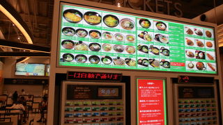 広ーい淡路サービスエリア。深夜、早朝でも開いているのが有難い。