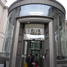 教会から階段でも降りれますが、エレベーターの入口もあります 