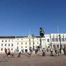 右から、証券取引所、Göteborgs stadshus