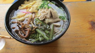 山奥の繁盛店で待ってそばを食べました。