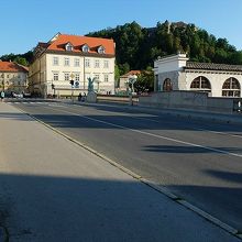 竜の橋は、車も通れる幅。
