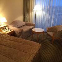 ２人がけのちいさなソファーがあるダブルルーム