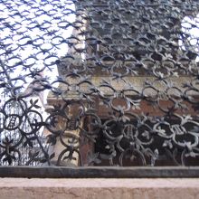 スカラ家の紋章の鉄格子