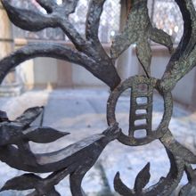 スカラ家の紋章の鉄格子