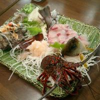 10分程歩いて港に行くと新鮮な魚介料理を楽しめます。