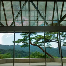 美術館のエントランスホール