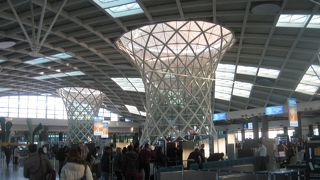 広くてきれいな空港で、現在改装中