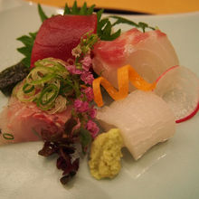 お刺身の盛り合わせ。美しいです。