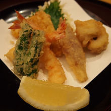 てんぷら。からっと上がっていておいしかった。