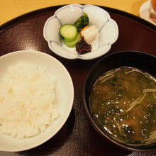 〆がまた嬉しいごはんセット。