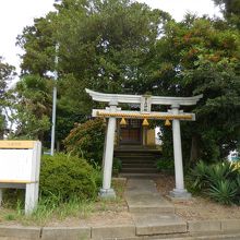 大森円墳の説明板と古墳の上にある神社