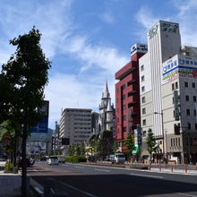 駅前の遊歩道の端に立つとこのホテルが見えます。