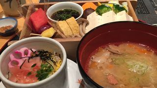 大きなお椀にたっぷりの豚汁！