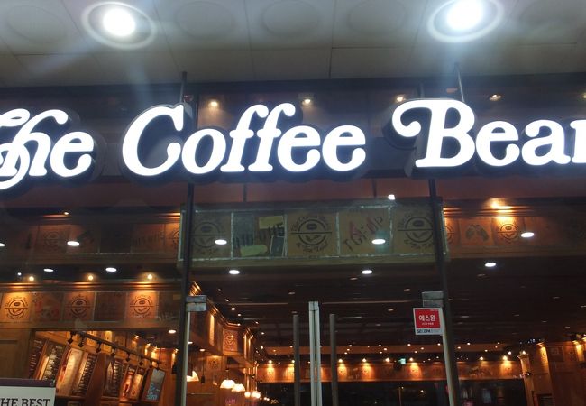 鍾路のシネコアビル１Ｆにあります。喫煙コーナーもあります。