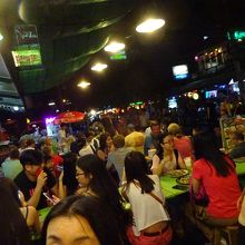 通りには屋台がたくさんあります。