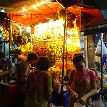 果物の屋台もあります。