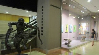 ギャラリー ウー  コンテンポラリー中心のギャラリー