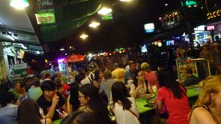 たくさんのレストランや屋台があります。