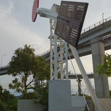 信号機でしょうか、建物のところにある建造物です。