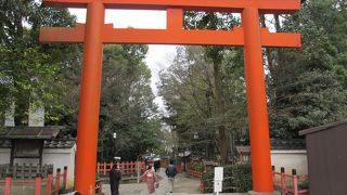 広い境内には刃物大神や美肌になるお水などあります。