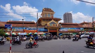 市場は狭くて暑い