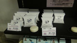 シルクに関したいろいろなお土産を販売しています。