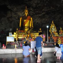 洞窟の寺がすぐ近くにあります。
