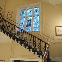 ホテルのロビーの階段。ステンドグラスが綺麗でした。