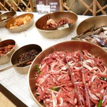 おそらく韓国料理の写真手前、牛の生肉がおいしい…