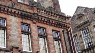 エディンバラ城のすぐ近く