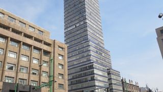 ４２階・１８０ｍのビルですが、周りに高層ビルが他にないのでもっと高く感じます。