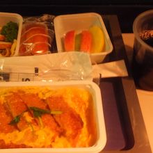 行きの機内食。カツドン。