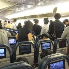 機内。ホノルル到着時。