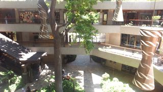 ワイキキの街のど真ん中。ＨＩＳのツーリストラウンジがあります。