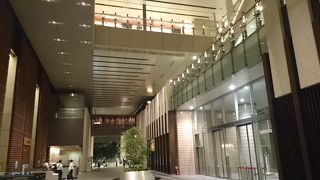 有名な飲食店が集まる豪華なビル