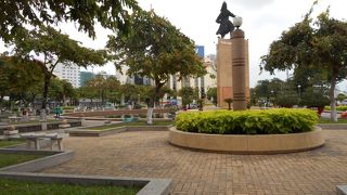 サイゴン川沿いの公園にある