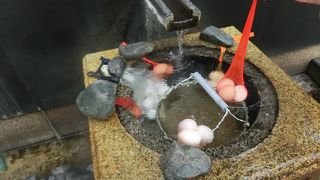 湯壺で温泉たまごをゆでました
