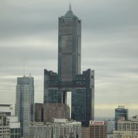 85階ビルを眺める