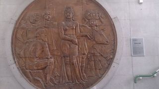 古事記にちなんだ保田龍門のレリーフ