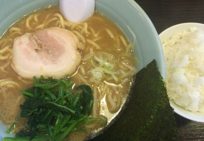 裏路地にある綺麗なラーメン屋