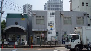 早朝、築地市場マグロ卸売場見学の受付窓口です～