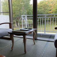 部屋の中からの景観。ダケカンバの木々が見えます。