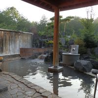 露天風呂。広々とし、八幡平の自然に溶け込みそう。
