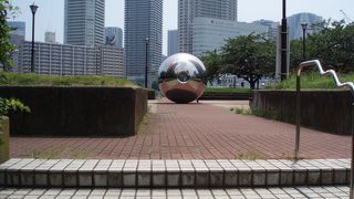 周囲の景色や青い空を写す銀色球体モニュメントがあります～