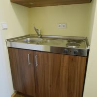 ミニキッチン付き。近所に野菜は肉屋があるので、便利かも！