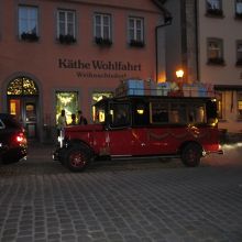 店の前の車は夜は普通の車のように帰っていきます