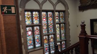 階段のステンドグラスも素敵です