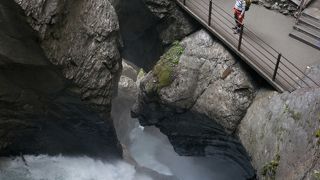 凄い水量と轟音の岩壁の中の滝
