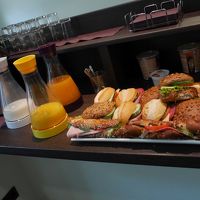 無料の朝食。部屋で食べてもOK.サンドイッチがとてもおいしい