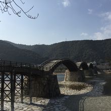 橋と周辺の風景。綺麗です。